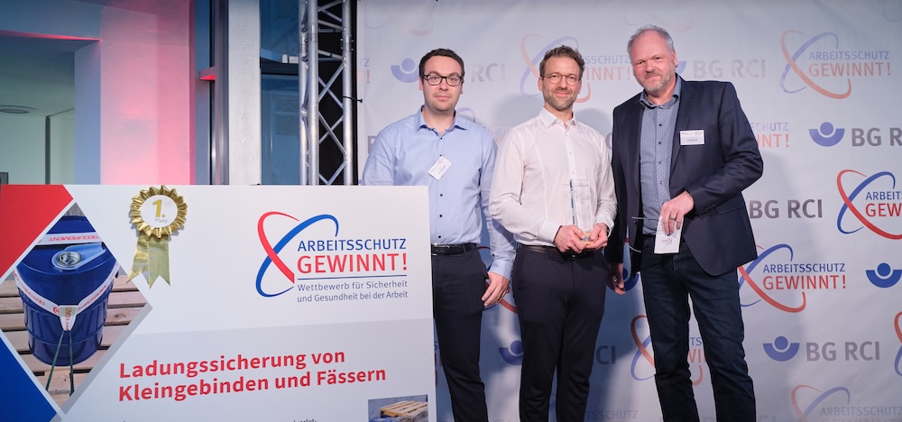 (v.l.:) Jonas Binninger und Andreas Unterhuber (Wacker Chemie AG) mit Thomas Leitmann, Vorsitzender des Präventionsausschusses der Vertreterversammlung der BG RCI 